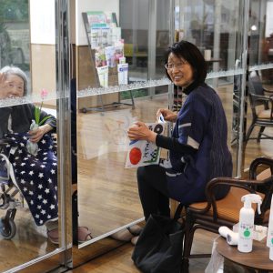 ガラス越しの面会を行っております。